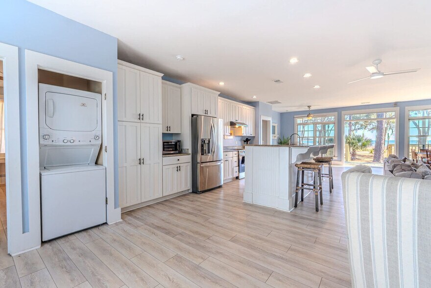 Building Photo - 152 Avenue of Oaks