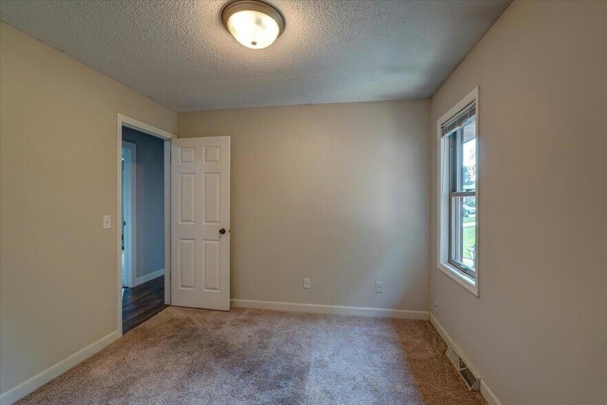 Building Photo - 390 Columbus Ct