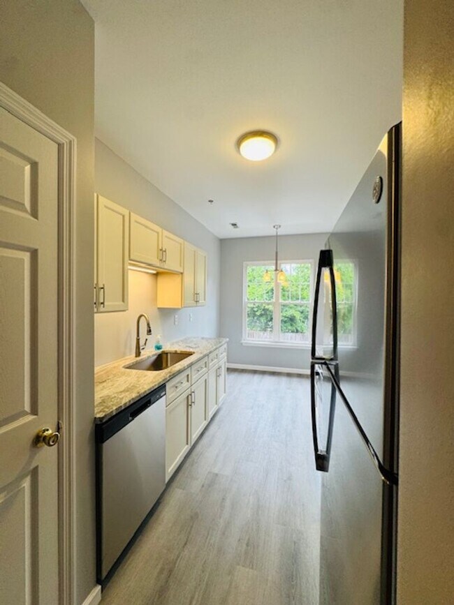 Building Photo - CORNERSTONE ~ RENOVATED CONDO ~ 2 BED, 2 B...