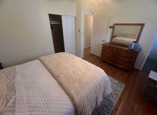 Building Photo - Charming 3 bedroom, 1 1/2 bathroom home in...