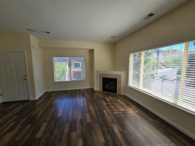 Building Photo - Wonderful and Sunny Rancho San Rafael Town...