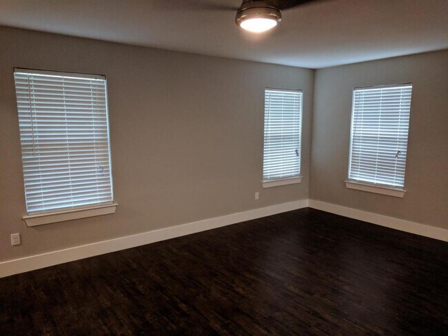 Building Photo - 5215 Guadalupe St