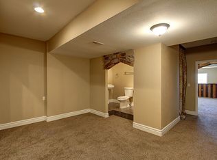 Building Photo - Great Views, Beautiful Home