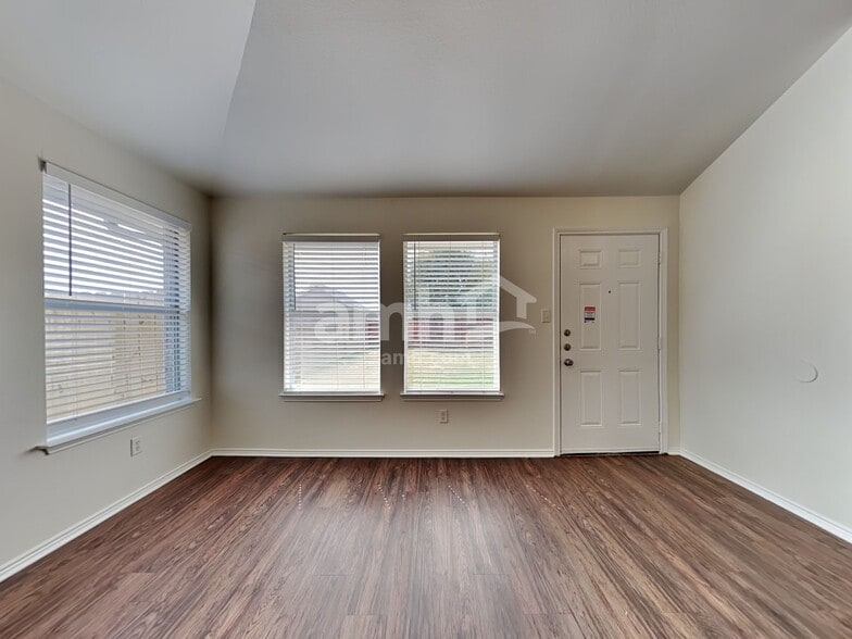 Building Photo - 1607 Tampa Bay Dr