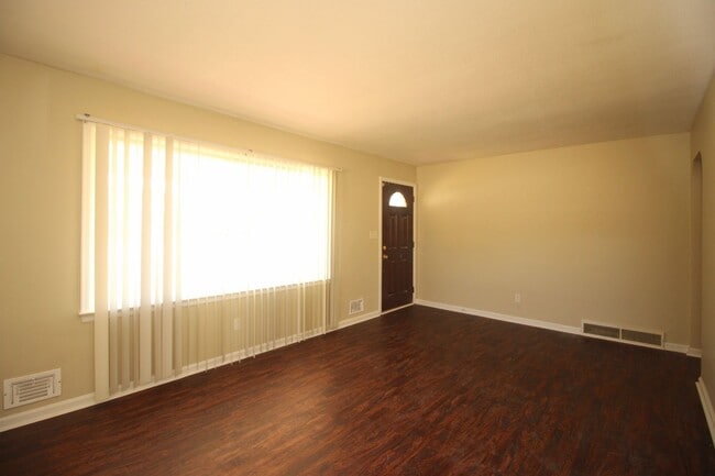 Building Photo - Super 3-brm stone ranch with basement in e...