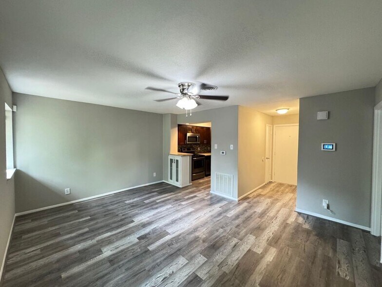 Building Photo - 909 Silber Rd