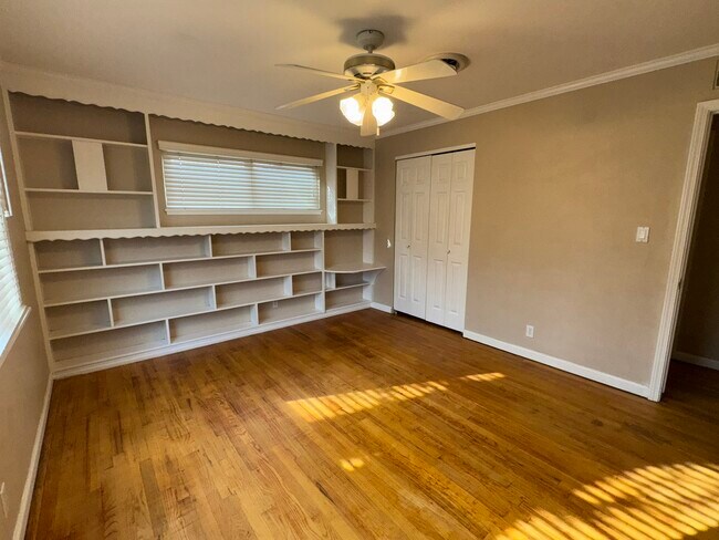 Building Photo - 454 W Twain Ave