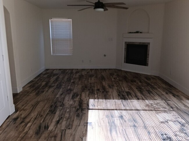 Building Photo - 3 Bedroom, 3 Bathroom Home! Schedule a Showing Today!