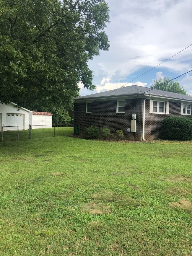 Building Photo - 3 Bedroom, 1.5 Bath Home near Furman Unive...