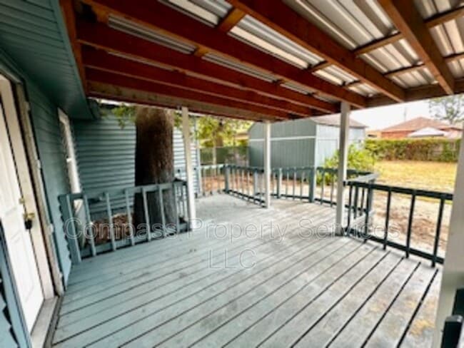 Building Photo - 300 N Oak Dr