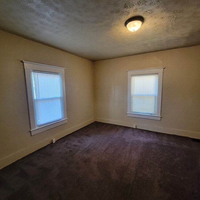 Building Photo - Westside 5BR/2BA House w/Fenced-In Yard!