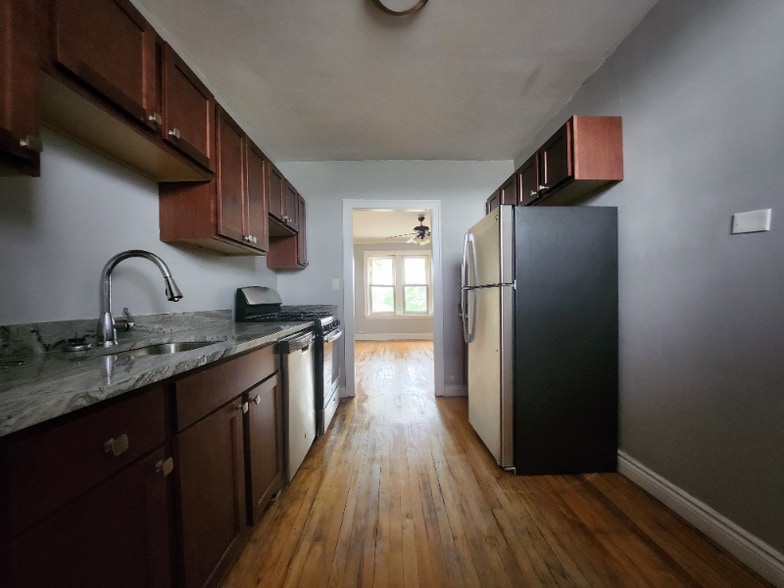 Building Photo - 2907 W 56th St