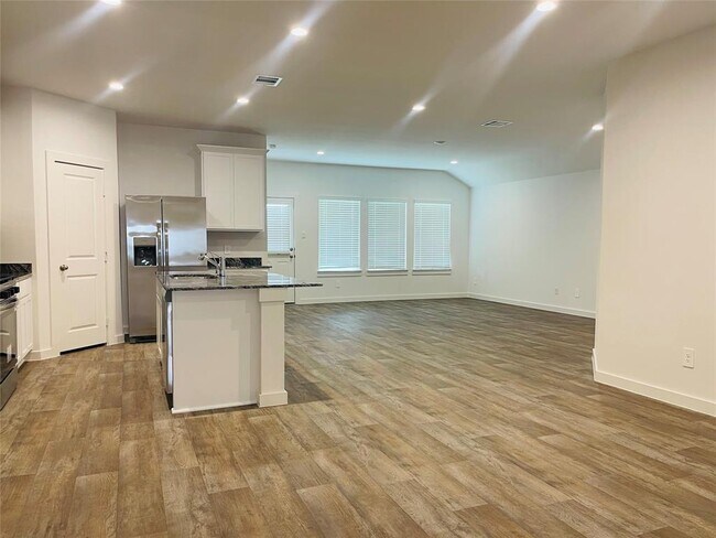 Building Photo - 4404 Aspen Rd