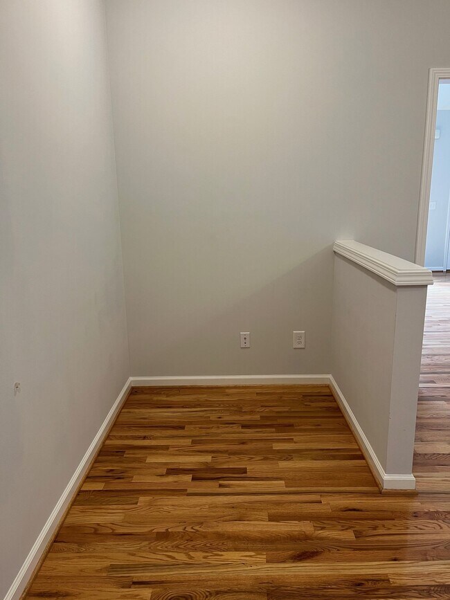 Building Photo - "Charming 2-Bed, 2-Bath Condo with Gleamin...