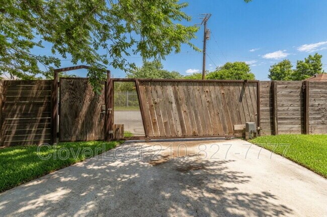 Building Photo - 242 Furnish Ave