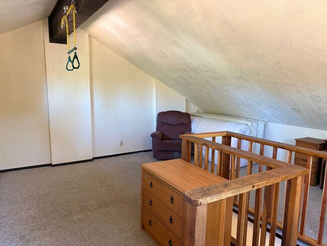 Building Photo - 2 bedroom plus loft condo with carport