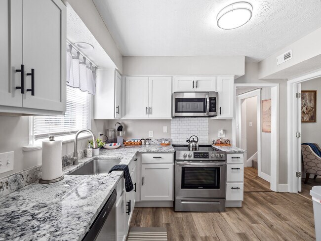 Building Photo - 971 Hayes Ave