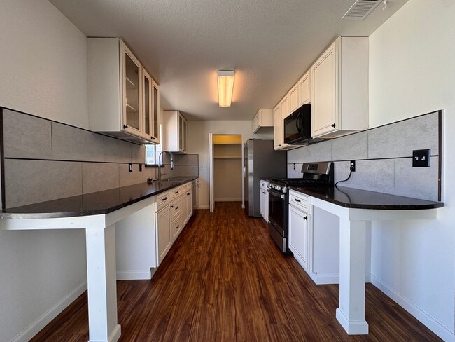 Building Photo - 695 Cameron Way