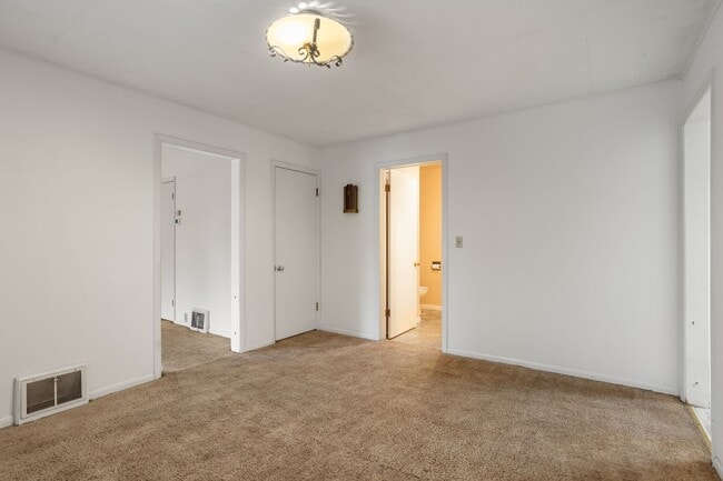 Building Photo - 4 Bedroom Oshkosh House