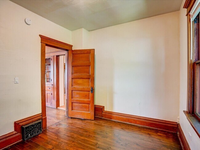 Building Photo - 302 S Shuman St