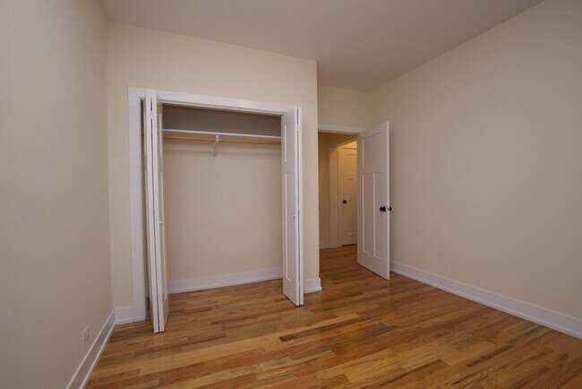 Building Photo - 3450 N Racine Ave
