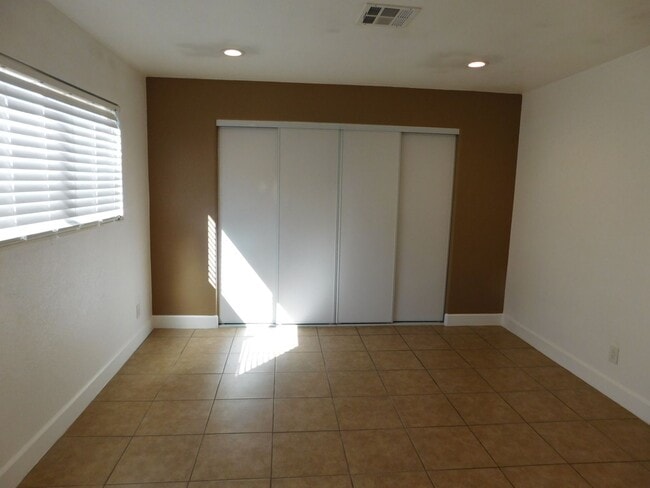 Building Photo - Spacious 2 bedroom- no neighbors under you !!