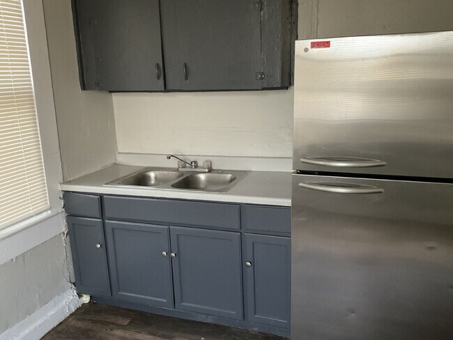 Building Photo - Coming Soon! South Side One Bedroom Apartm...