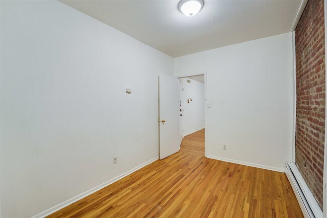 Building Photo - 624 Park Ave