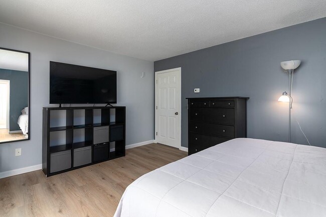 Building Photo - 43 Riverdell Dr