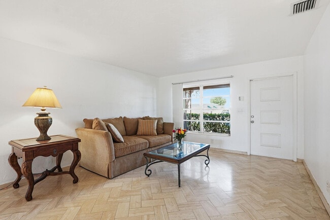 Building Photo - 218 SE 3rd Terrace