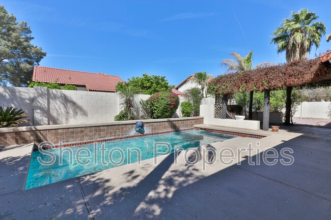 Building Photo - 2708 E Leonora St