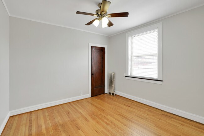 Building Photo - 5544 W Leland Ave