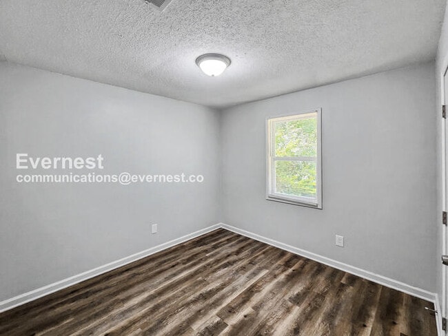 Building Photo - 725 W Creek Cir