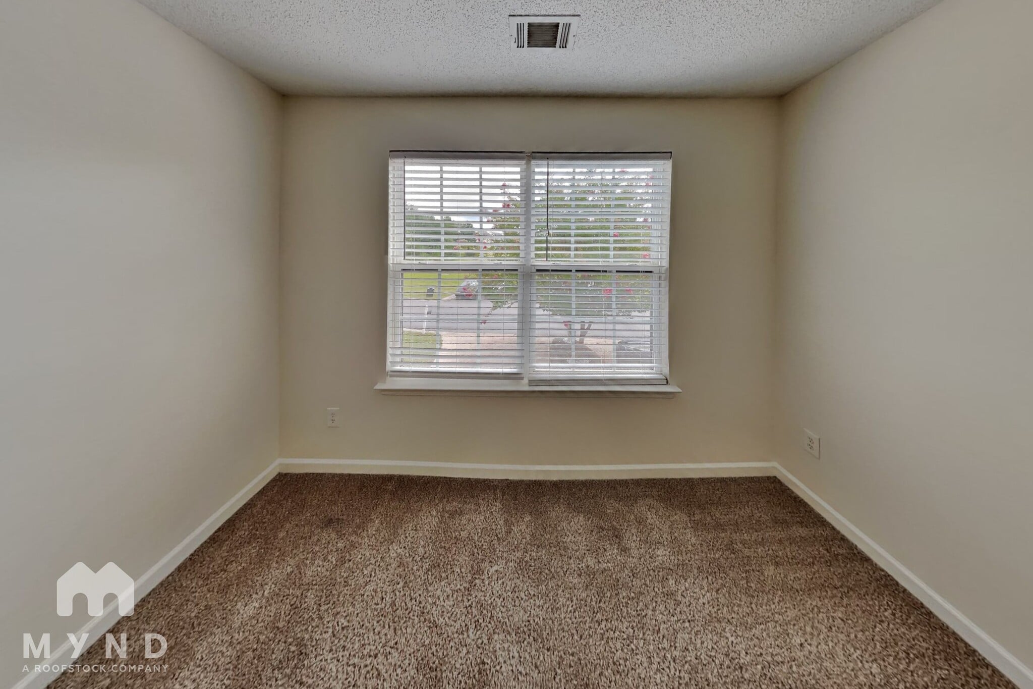 Building Photo - 6332 Hickory Ln Cir