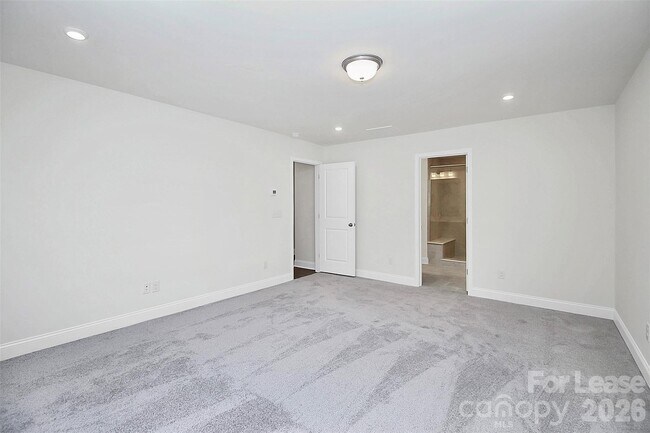 Building Photo - 6029 Mariemont Cir