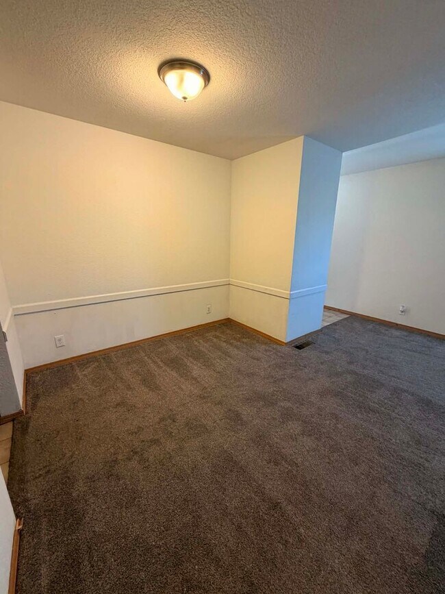 Building Photo - Nice 2 bedroom 1 bath apartment in Joplin, MO - Near MSSU! (Downstairs Unit )