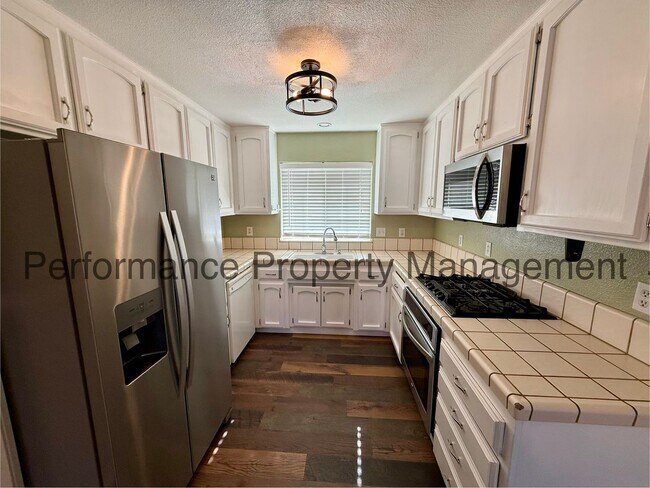 Building Photo - Updated 3 Bed/2 Bath Taft Home w/ Pool, Solar & $0 Deposit Option