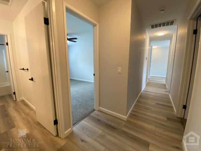 Building Photo - 2BD/2BA Upstairs Duplex with Garage