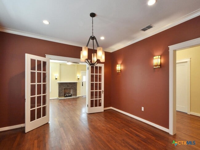 Building Photo - 112 S Cypress Ave
