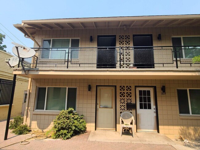 Building Photo - Remodeled 2 bedroom near Midtown