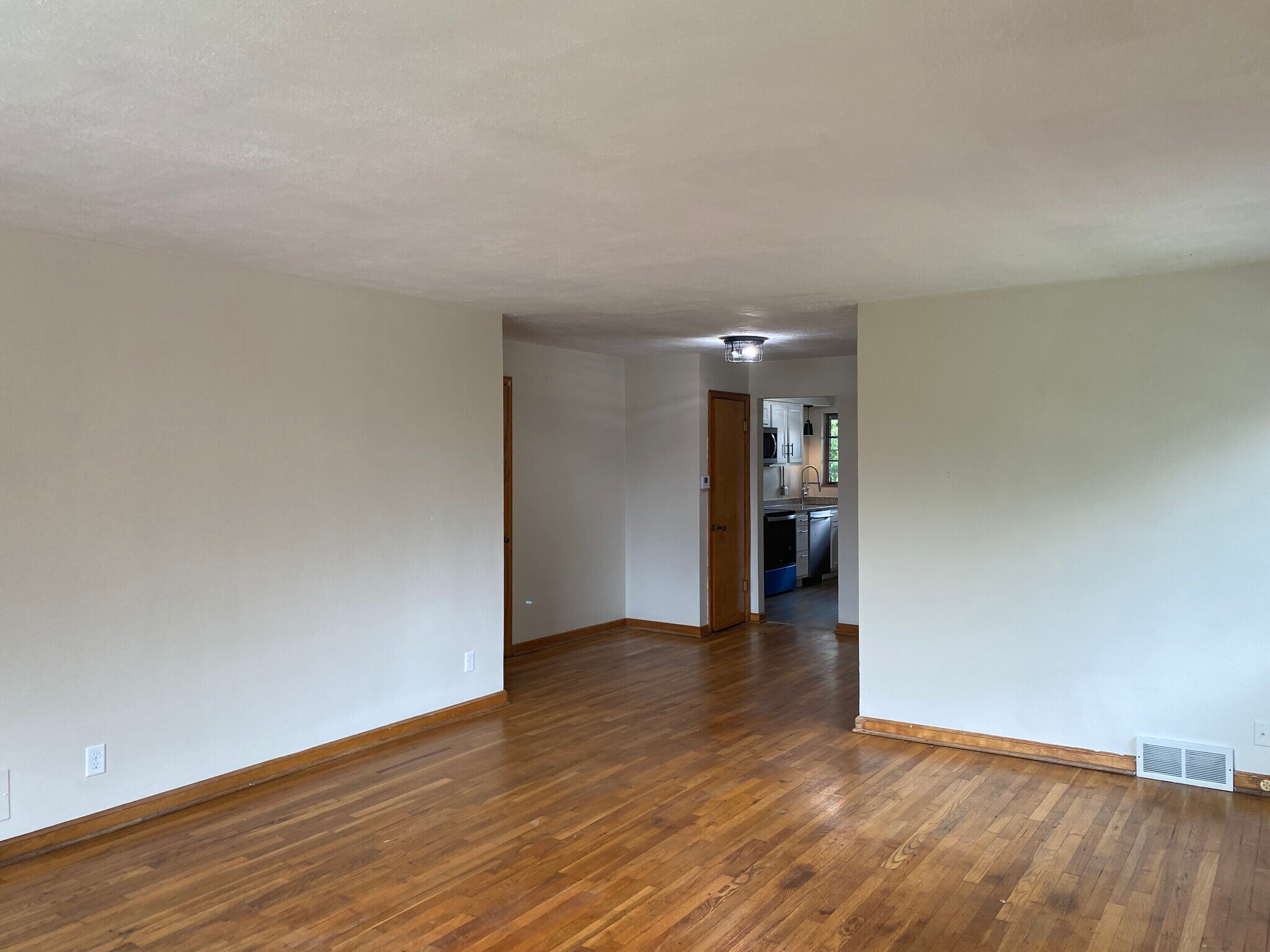 Building Photo - 1322 W 7th Ave