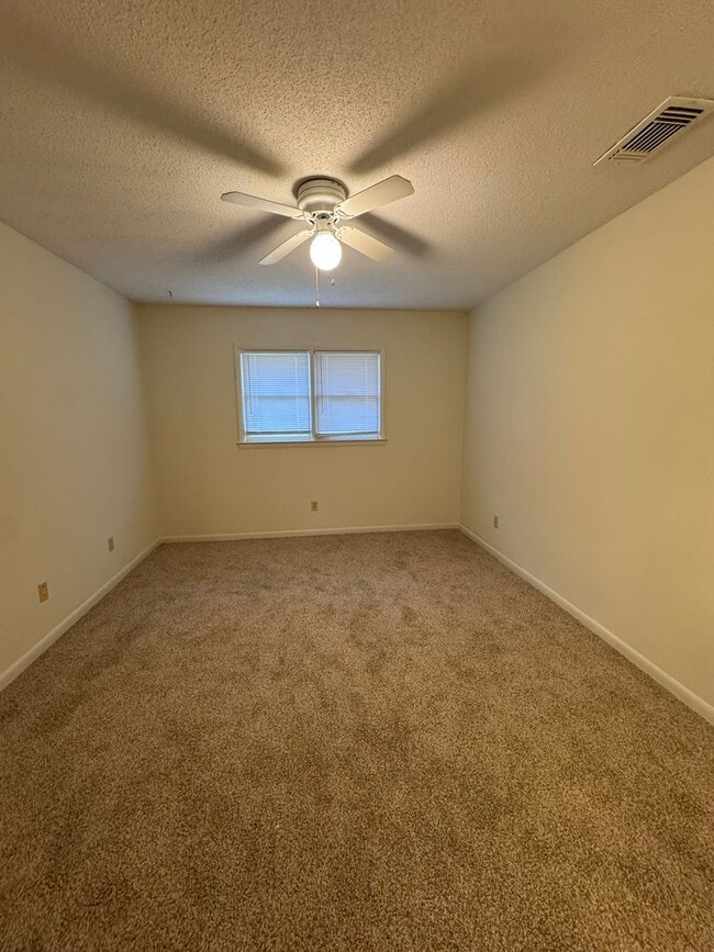 Building Photo - 201 Westbrooke Court #5 (Westbrooke Townhomes)