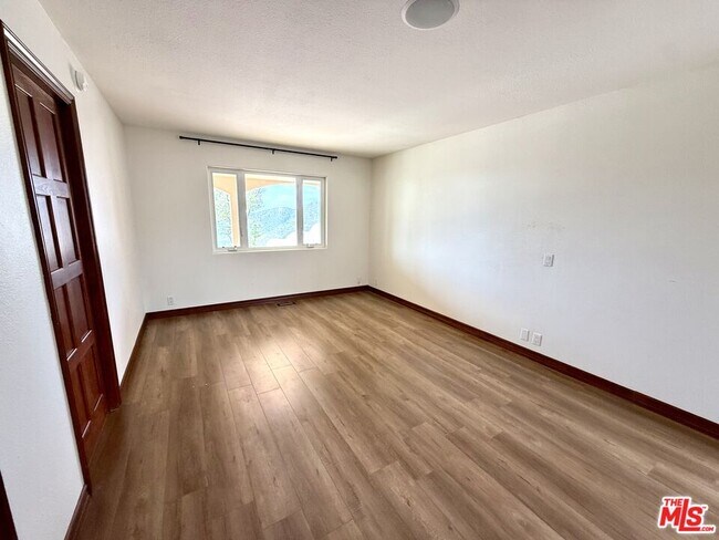 Building Photo - 10827 Pacific View Dr