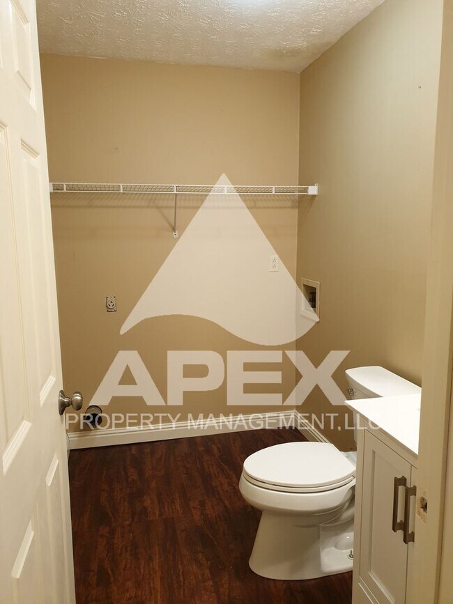 Building Photo - Spacious 2 Bd 1.5 Ba Townhouse in Halls!