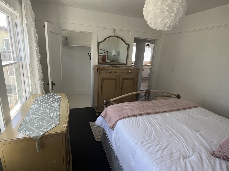 Building Photo - 1122 9th St