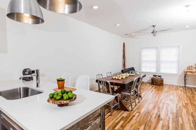 Building Photo - 188L