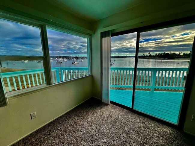 Building Photo - Spectacular Bay Views With a wrap around P...