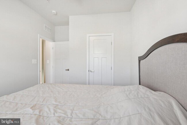 Building Photo - 133 Woodgate Cir