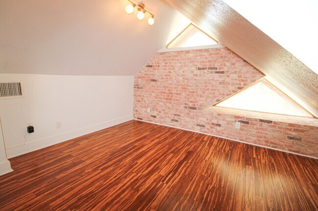 Building Photo - 436 W Rosewood Ave