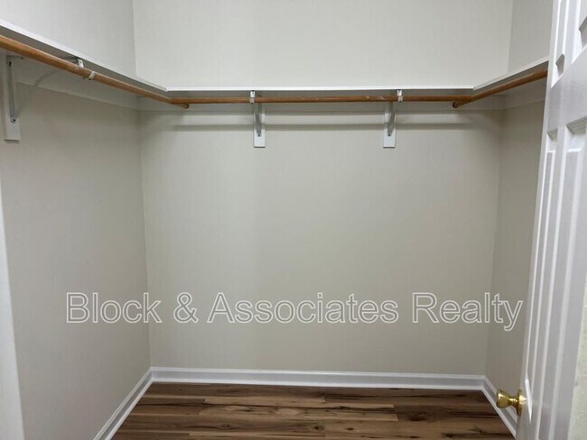 Building Photo - 302 Edward Ct